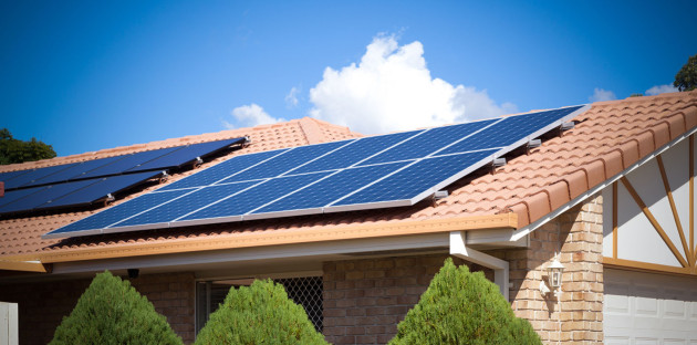 Panneaux solaires photovoltaïques installés sur la toiture en tuiles d’une maison.