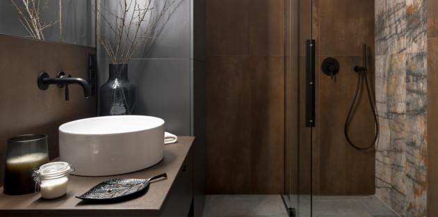 Douche à l'italienne dans une petite salle de bains