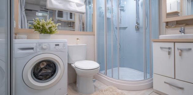 Petite salle de bains toute équipée avec douche, wc et machine à laver