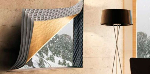 fenêtre avec des couches de matériaux isolants superposées et une vue sur un paysage enneigé
