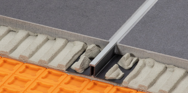 Vue coupée de carrelage posé avec joint de dilatation