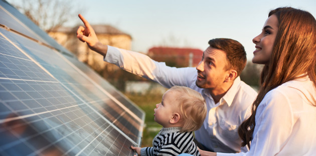 Famille qui fait installer un kit photovoltaïque dans son jardin