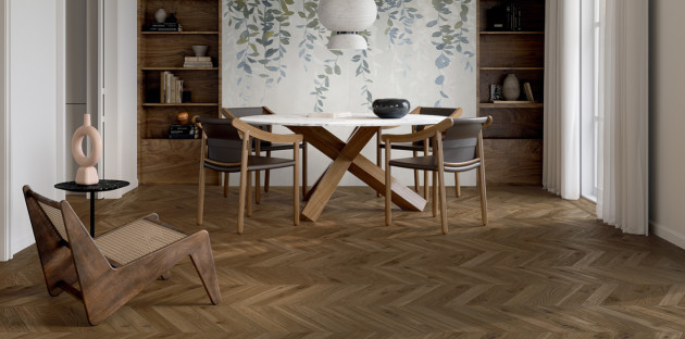 Salle à manger avec du parquet au sol posé en chevrons