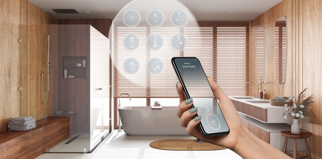Femme qui tient son téléphone avec un affichage d'options pour sa salle de bains connectée