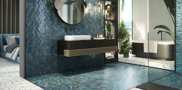 Salle de bains ouverte recouverte de carrelage bleu