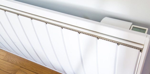 Vue du dessus d'un radiateur électrique installé contre un mur