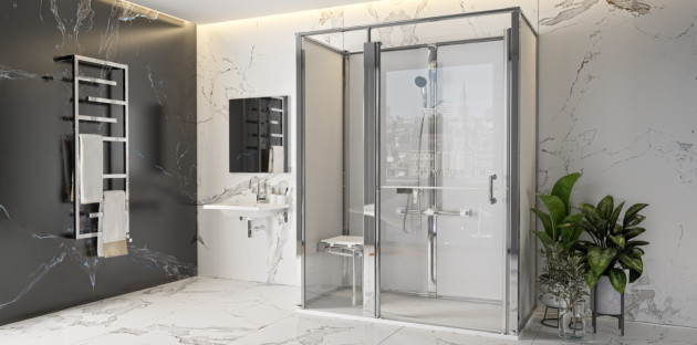 Salle de bains moderne avec douche vitrée, tabouret PMR, carrelage effet marbre.