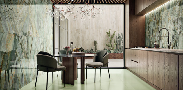 Cuisine contemporaine avec carrelage effet marbre vert au mur, mobilier en bois et sol carrelé vert clair.
