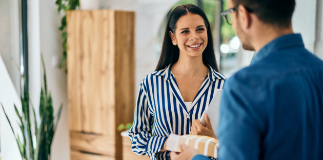 Conseiller accompagnant une cliente en magasin.