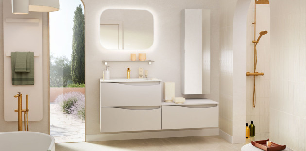 Salle de bains lumineuse avec meuble sous vasque suspendu blanc, colonne de rangement assortie et robinetterie dorée.