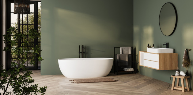 Baignoire avec un mitigeur sur pied dans une salle de bains