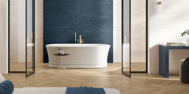 Salle de bains avec carrelage imitation parquet posé en chevron