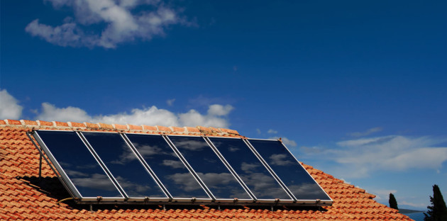 Panneau solaire thermique installé sur le toit d'une maison