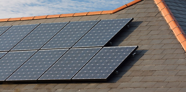 Panneaux solaires sur un toit en ardoise