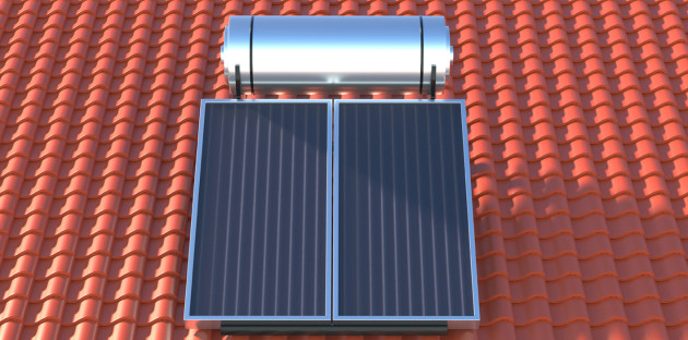panneau solaire avec chauffe eau sur toit d'une maison