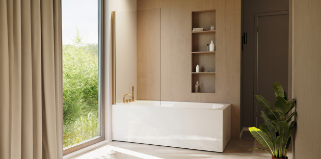 Baignoire rectangulaire blanche avec pare-baignoire transparent dans une salle de bains chaleureuse aux finitions bois.