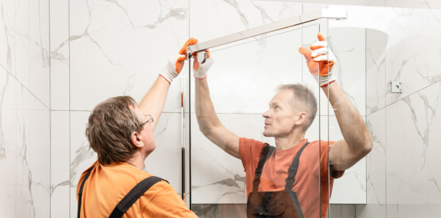 Installation d’une paroi de douche en verre par un professionnel