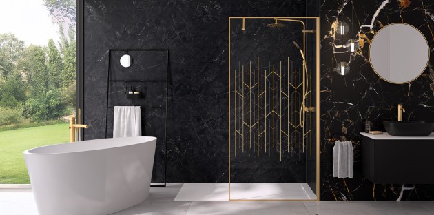 Grande salle de bains moderne et luxueuse avec une paroi de douche dorée