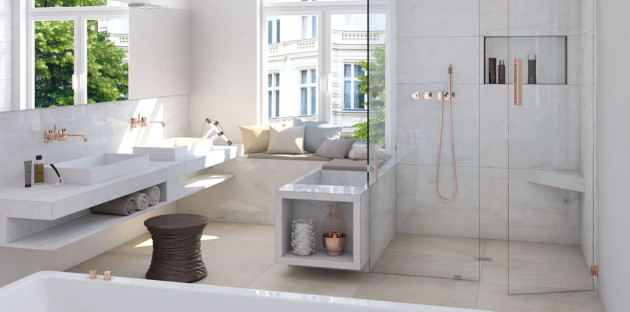 Paroi de douche battante dans salle de bains lumineuse en marbre