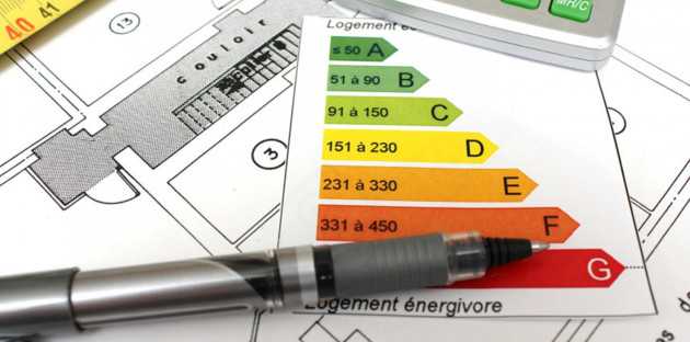 Stylo posé sur une feuille de papier avec classe de performance énergétique G