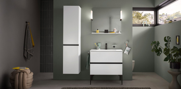 Salle de bains sombre avec des plantes