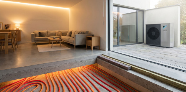 Pompe à chaleur reliée à un plancher chauffant dans une maison moderne avec vue sur l’installation au sol.