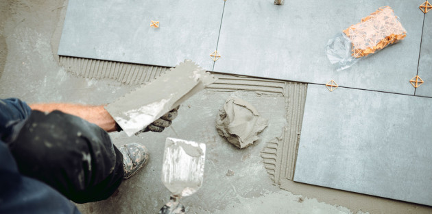 Pose de carrelage sur une dalle de béton 