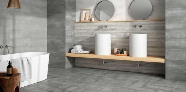 Salle de bains grise avec du carrelage antidérapant