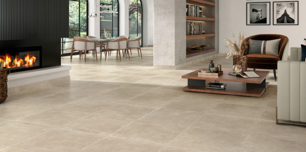 Grand salon recouvert de carrelage clair