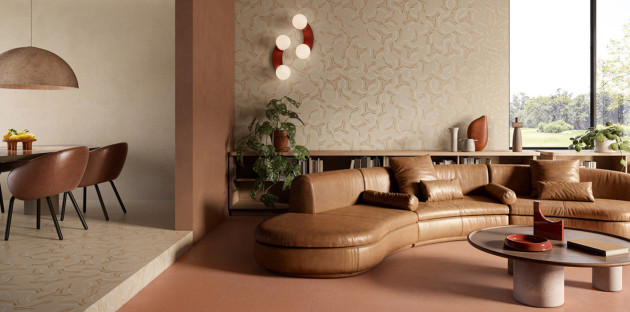 Séjour chaleureux avec canapé en cuir camel, carrelage beige à motifs et décoration aux tons naturels.