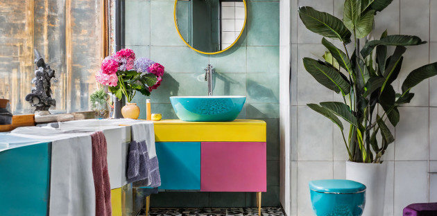 Vasque et meubles colorés dans une salle de bains