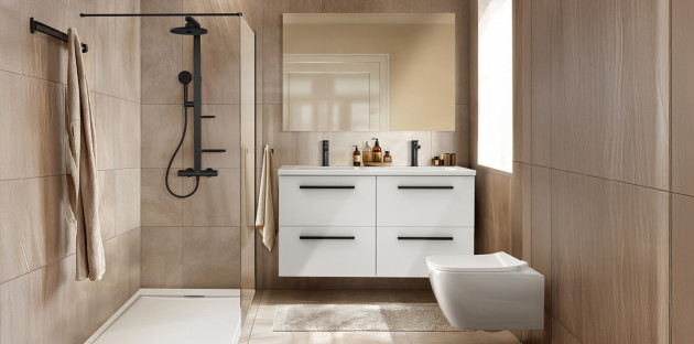 Salle de bains moderne avec douche à l’italienne, meuble double vasque suspendu et carrelage beige effet pierre.