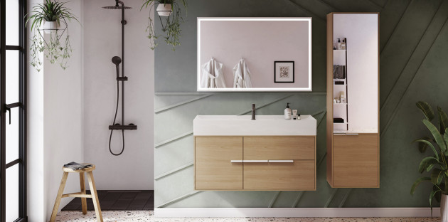 Salle de bains moderne avec meuble suspendu effet bois, miroir rétroéclairé et douche noire mate.