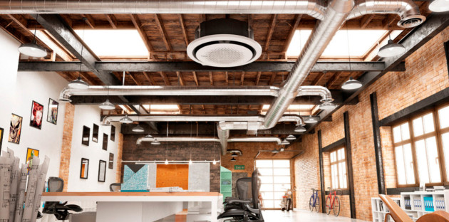 Open space industriel équipé d’un système de climatisation et de ventilation au plafond.