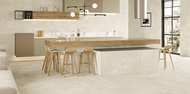 Cuisine moderne avec îlot central en bois et carrelage grand format effet pierre beige.
