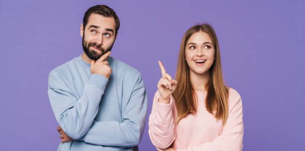 Deux personnes réfléchissent au choix de carrelage.