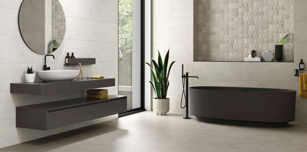 Salle de bain moderne avec carrelage gris