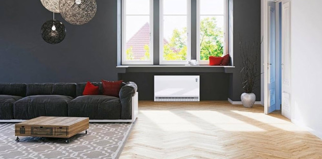 Grand salon avec des murs noirs et un radiateur à accumulation positionné sous une triple fenêtre