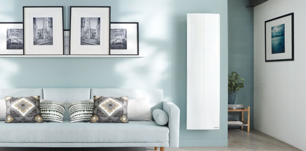 Salon de maison avec ambiance bleue clair et radiateur en aluminium vertical
