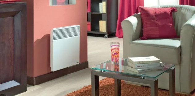 Convecteur électrique blanc dans un petit salon