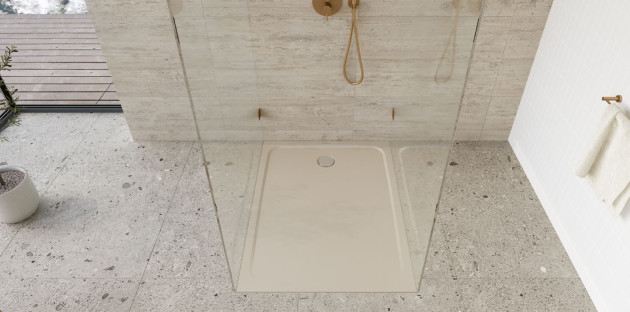 Receveur de douche extra-plat beige intégré dans une douche contemporaine avec parois vitrées et revêtements effet pierre.