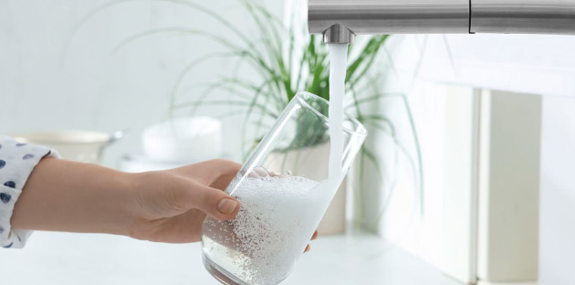 Mitigeur qui remplit un verre d'eau filtrée