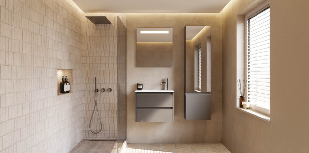 Petite salle de bains moderne avec douche à l’italienne, meuble suspendu et ambiance beige minimaliste.