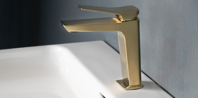 Robinet moderne finition or brossé posé sur un lavabo