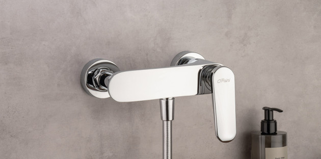 Mitigeur thermostatique de baignoire de marque Paini installée contre un mur