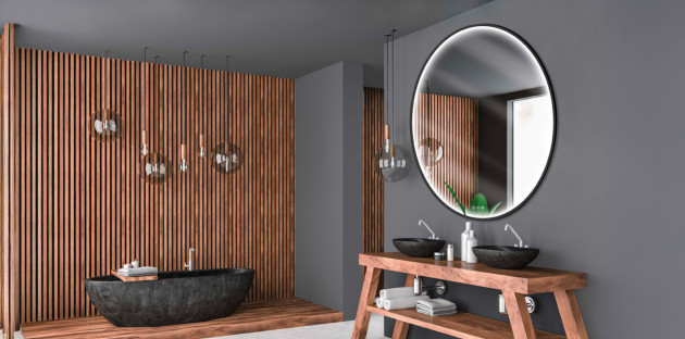 Salle de bains design avec miroir rond XXL et bois