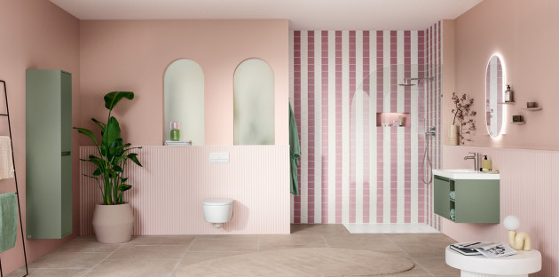 Salle de bains contemporaine aux tons rose poudré et vert sauge, avec douche ouverte, WC suspendu et meuble vasque compact.