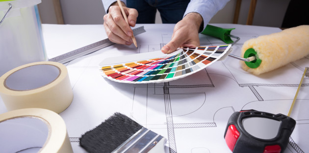 Choix de couleurs et matériaux pour salle de bains avec nuancier, plan et outils de rénovation.