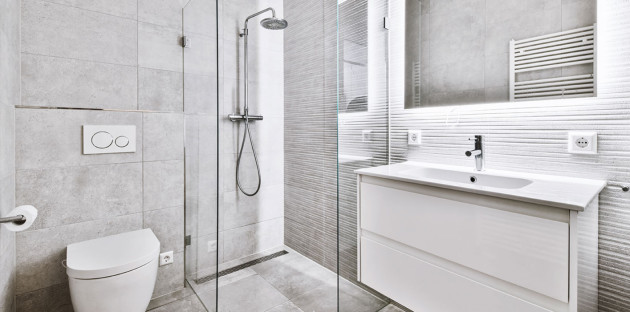 Salle de bains moderne avec douche à l’italienne et meuble vasque suspendu