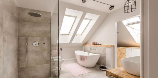 Salle de bains moderne sous pente de toit